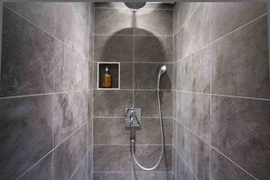 Bathroom shower - La Pierre d'Eau (Fréland)