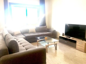 Deluxe-huoneisto, 3 makuuhuonetta, kaupunkinäköala | Oleskelualue | Taulutelevisio, maksullisia elokuvia