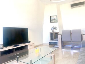 Lägenhet Deluxe - 3 sovrum - utsikt mot staden | 1 sovrum och sängtillbehör av högsta kvalitet