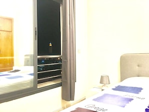Deluxe-huoneisto, 3 makuuhuonetta, kaupunkinäköala | 1 makuuhuone, ylelliset vuodevaatteet, tallelokero huoneessa