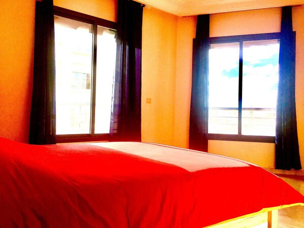 Lägenhet Deluxe - 3 sovrum - utsikt mot staden | 1 sovrum och sängtillbehör av högsta kvalitet