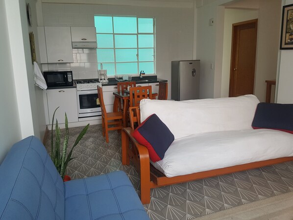 Departamento familiar, 2 habitaciones | Área de sala de estar | Televisión de pantalla plana 