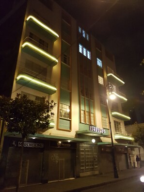 Vista frontal de la propiedad por la tarde o noche
