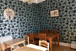 Café da manhã completo grátis todos os dias