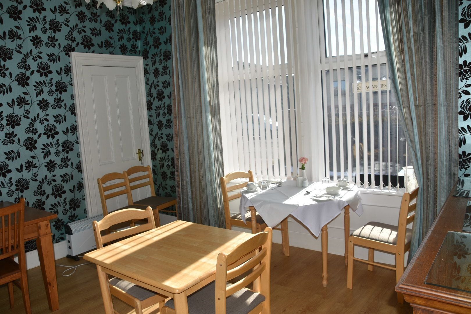 Desayuno completo gratuito y diario