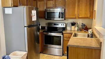 Townhome, 2 Bedrooms | Private kitchen | Fridge, microwave, stovetop, dishwasher