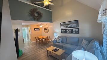 Elite resortwoning, 2 slaapkamers | Woonruimte | Een 42-inch flatscreentelevisie met kabelzenders en televisie