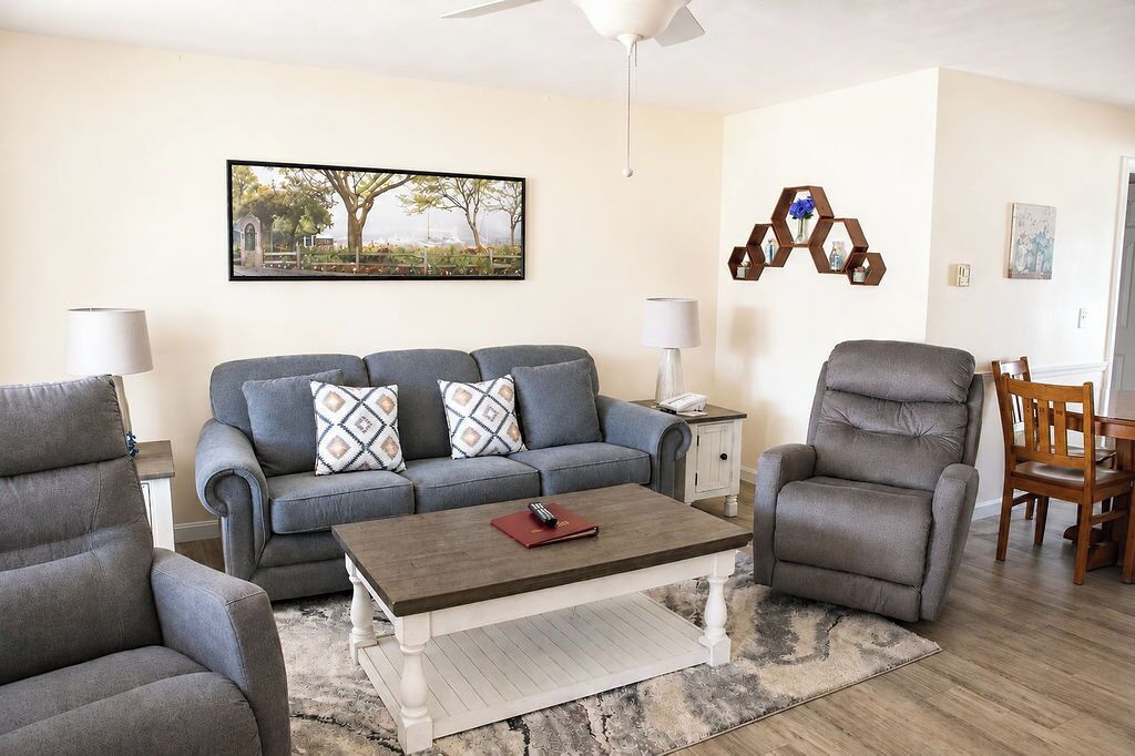 Phòng Suite Superior, 1 giường cỡ queen và sofa giường | Phòng khách | TV màn hình phẳng 42-inch có truyền hình cáp, TV 