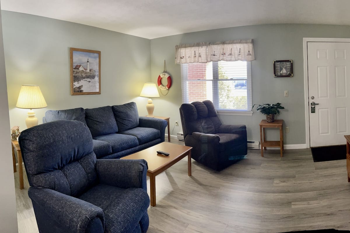 Standard Suite, 1 Queen Bed with Sofa bed | Living area | 42-inch flat-screen TV with cable channels, TV