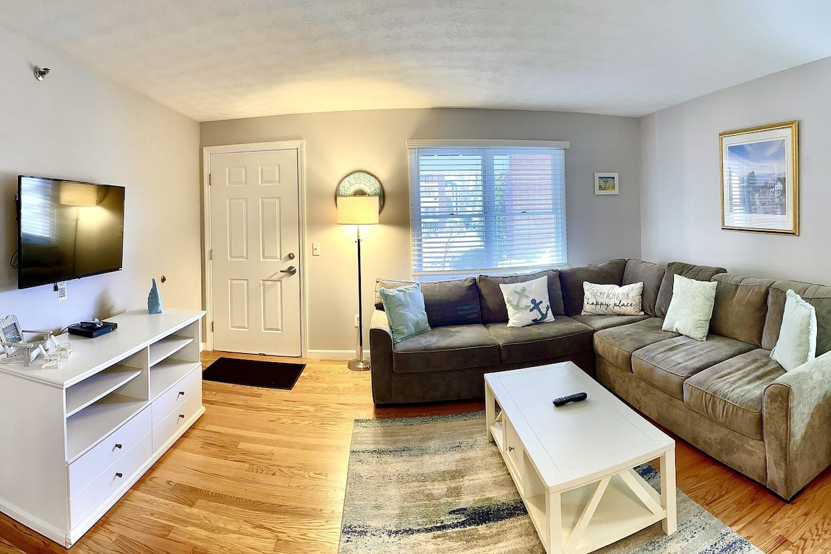 Superior Suite, 1 King Bed with Sofa bed | Living area | 42-inch flat-screen TV with cable channels, TV