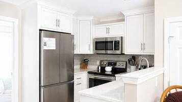 Maison mitoyenne Deluxe, 2 chambres | Cuisine privée | Réfrigérateur, micro-ondes, plaque de cuisson, lave-vaisselle