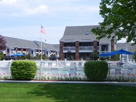 室内游泳池，季节性开放的室外游泳池