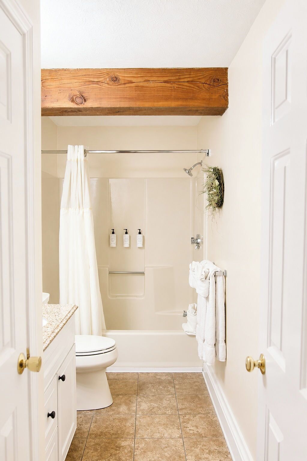 Un baño con ducha, inodoro y lavamanos.