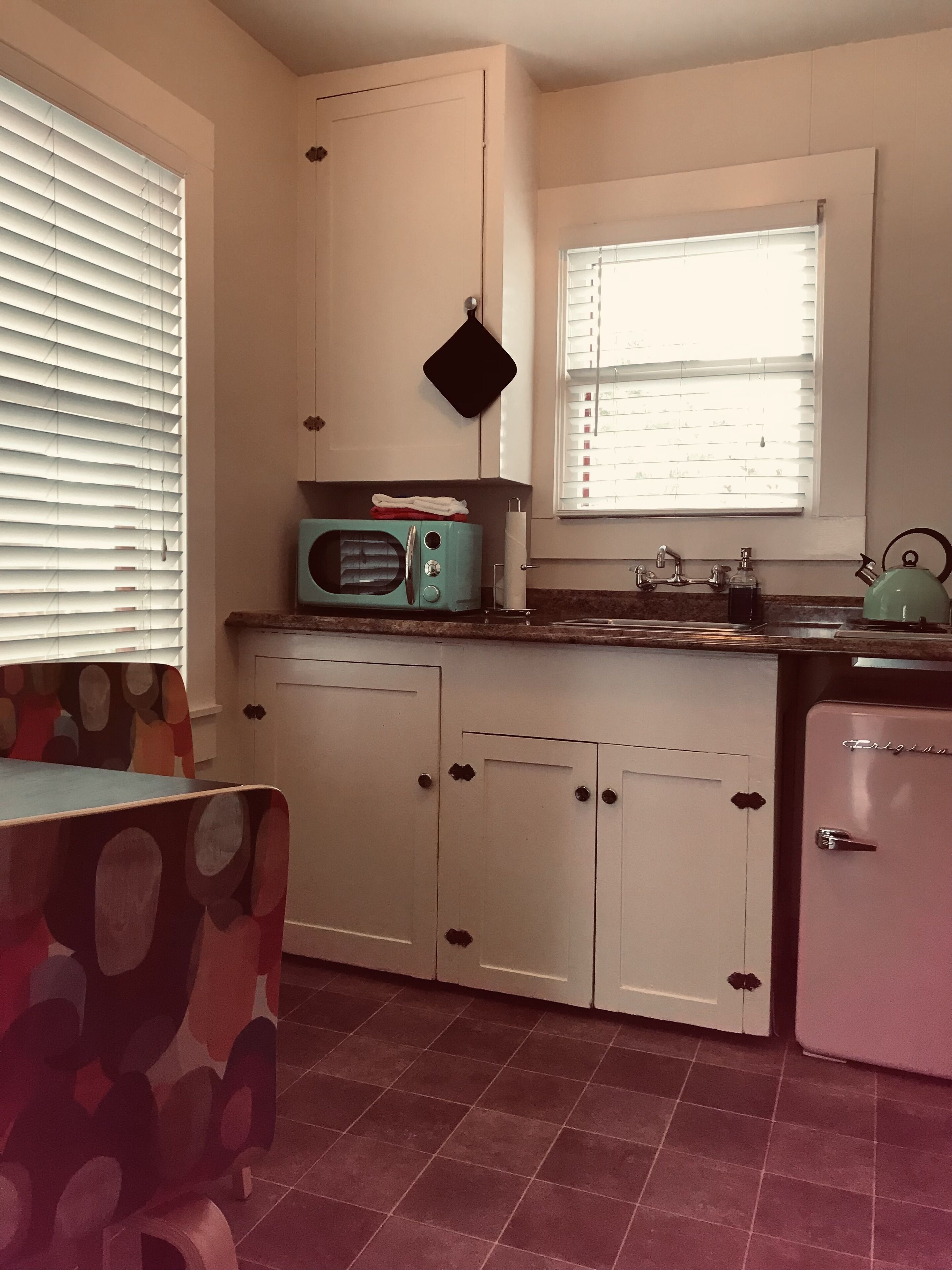 deluxe studio, 1 queen bed, kitchen | private kitchen