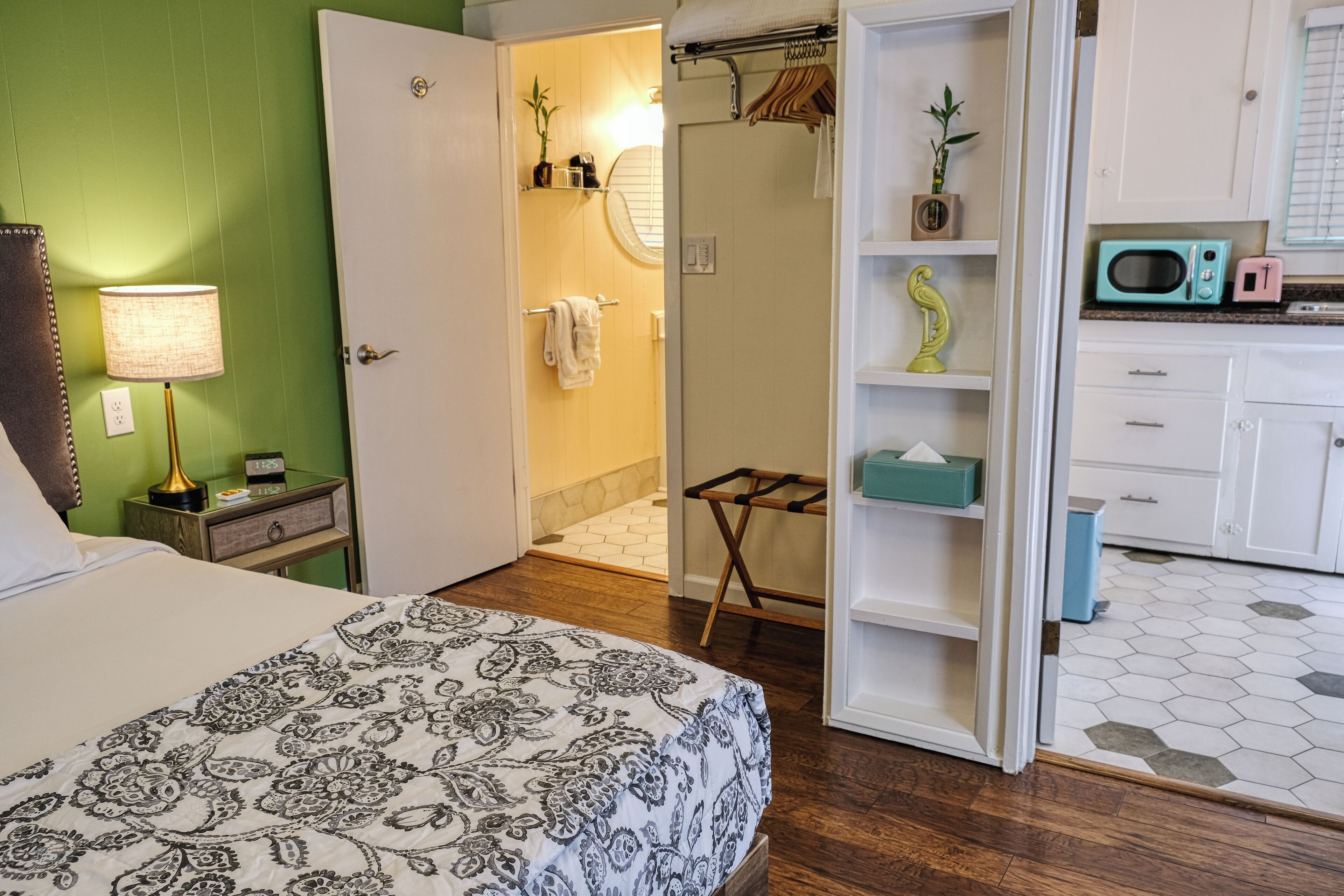 Deluxe Queen - Room 8 | Bathroom | Hair dryer, towels