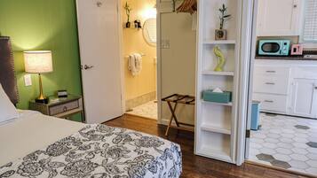 Deluxe Studio, 1 Katil Ratu (Queen), Kitchen | Bilik Mandi | Pengering rambut, tuala disediakan