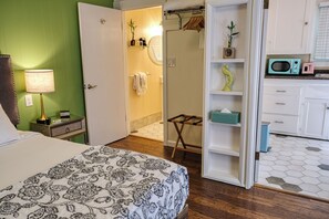 Deluxe-studio, 1 keskisuuri parisänky, keittiö | Kylpyhuone | Hiustenkuivaaja, pyyhkeet