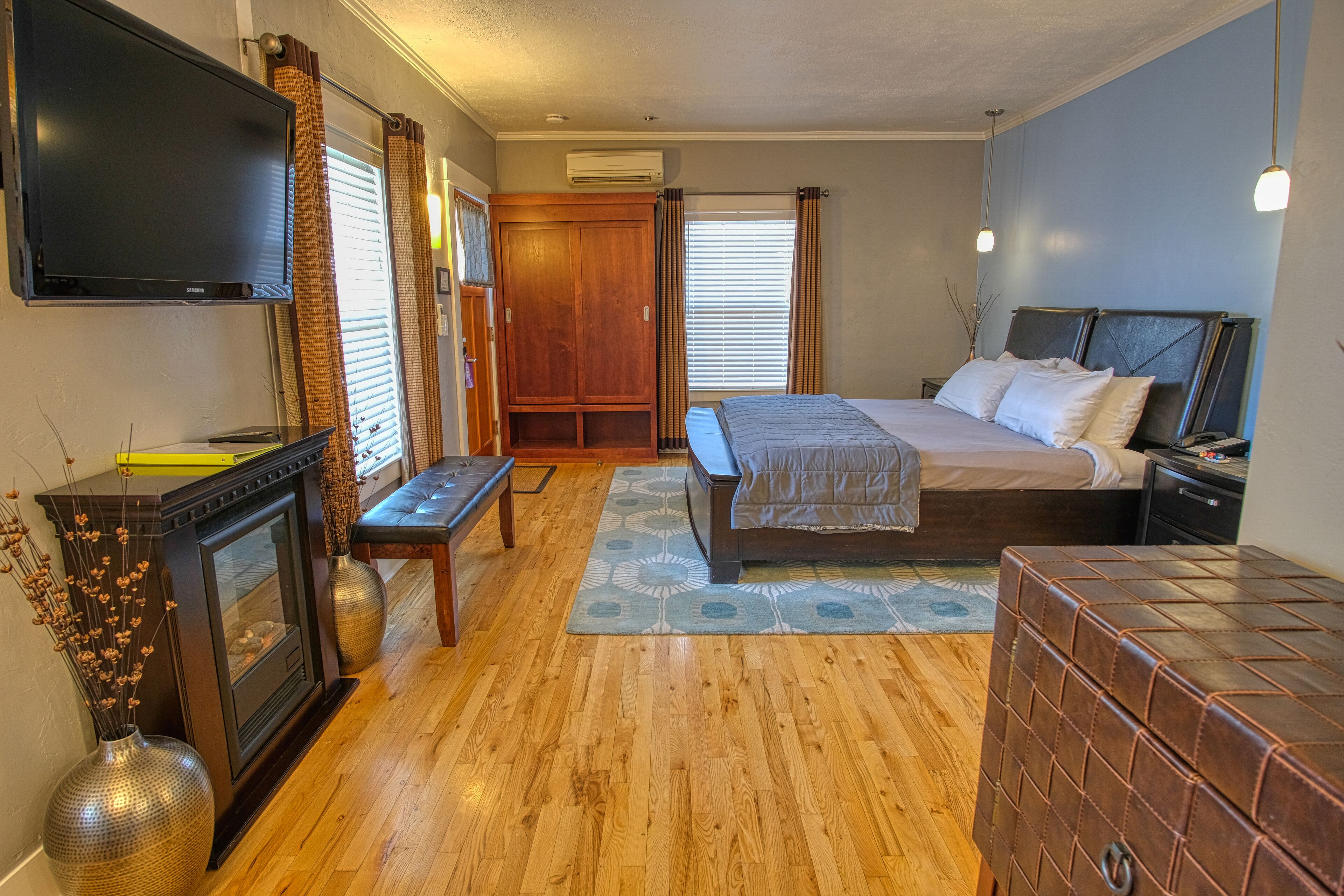 luxury room, 1 king bed, fireplace | premium bedding, free wifi