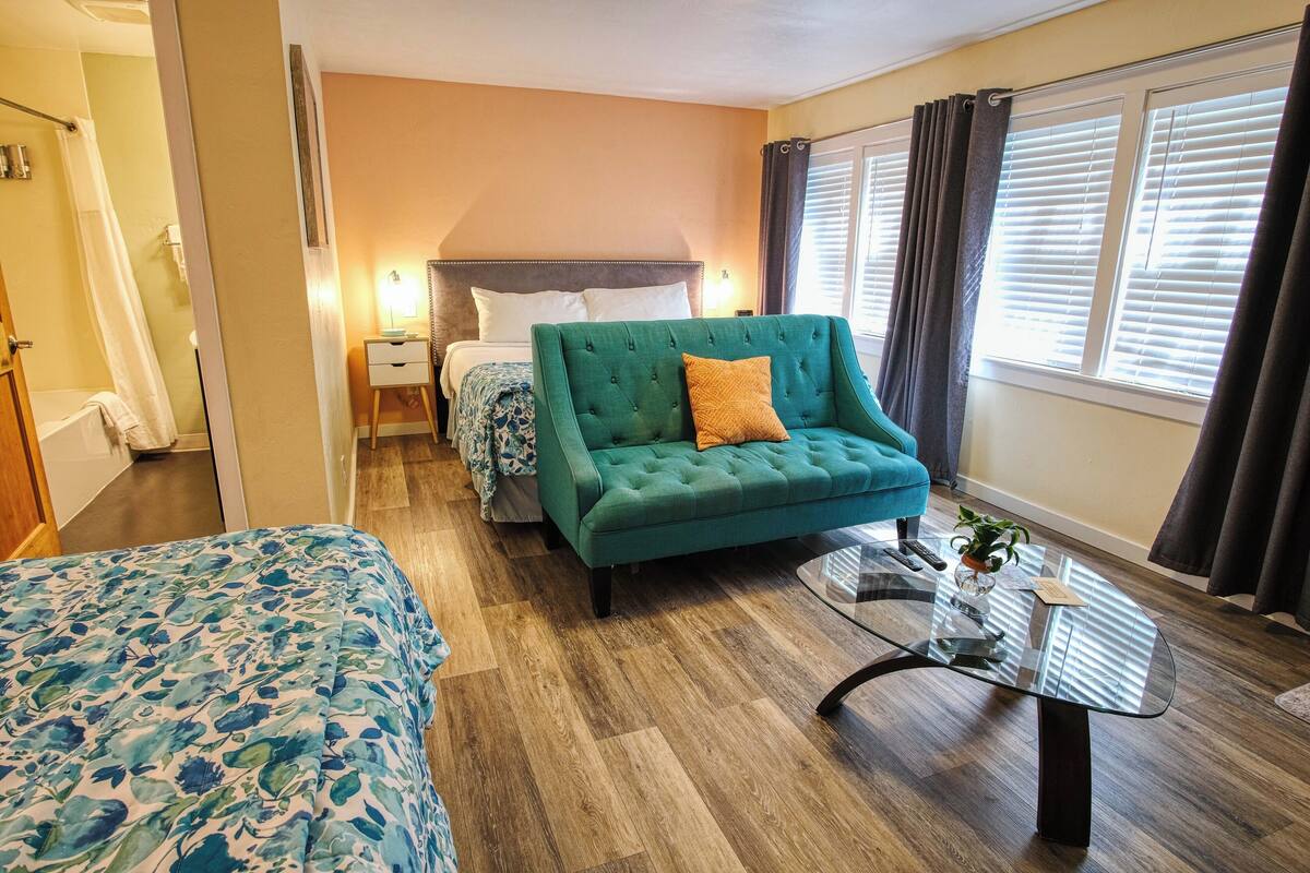 Deluxe Room, Berbilang Katil, Refrigerator & Microwave | 1 bilik tidur, peralatan tempat tidur premium, Wi-fi percuma