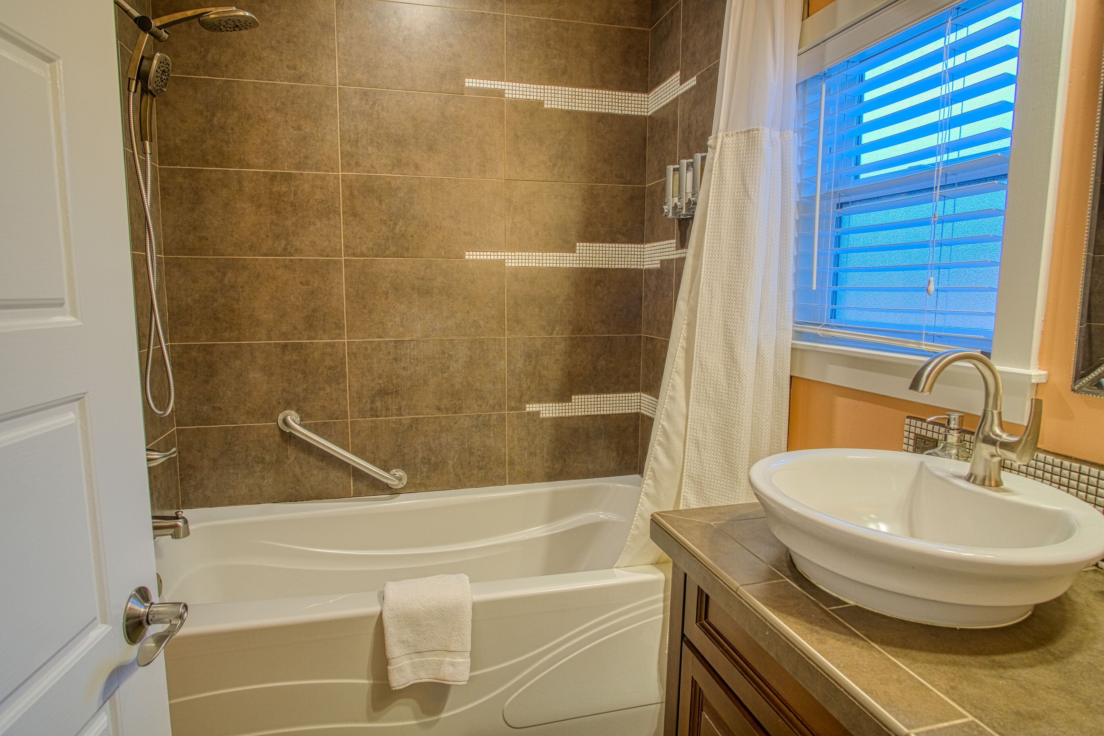 luxury suite, 1 king bed, fireplace | bathroom | hair dryer, towels