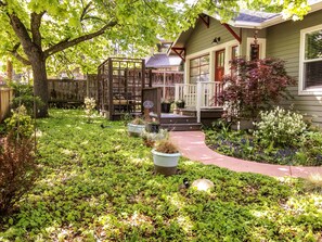 Sunrise Suite - Room 16 | Terrace/patio - Palm Cottages (Ashland)