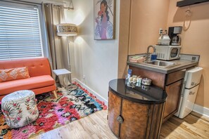 Sunrise Suite - Room 16 | In-room dining - Palm Cottages (Ashland)