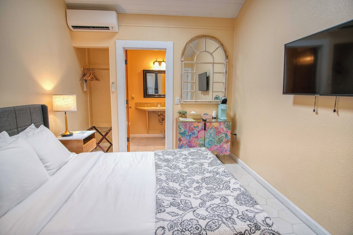 Classic Room, 1 Katil Ratu (Queen), Bathtub | 1 bilik tidur, peralatan tempat tidur premium, Wi-fi percuma
