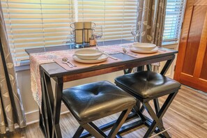 Garden Cottage - Room 14 | In-room dining - Palm Cottages (Ashland)