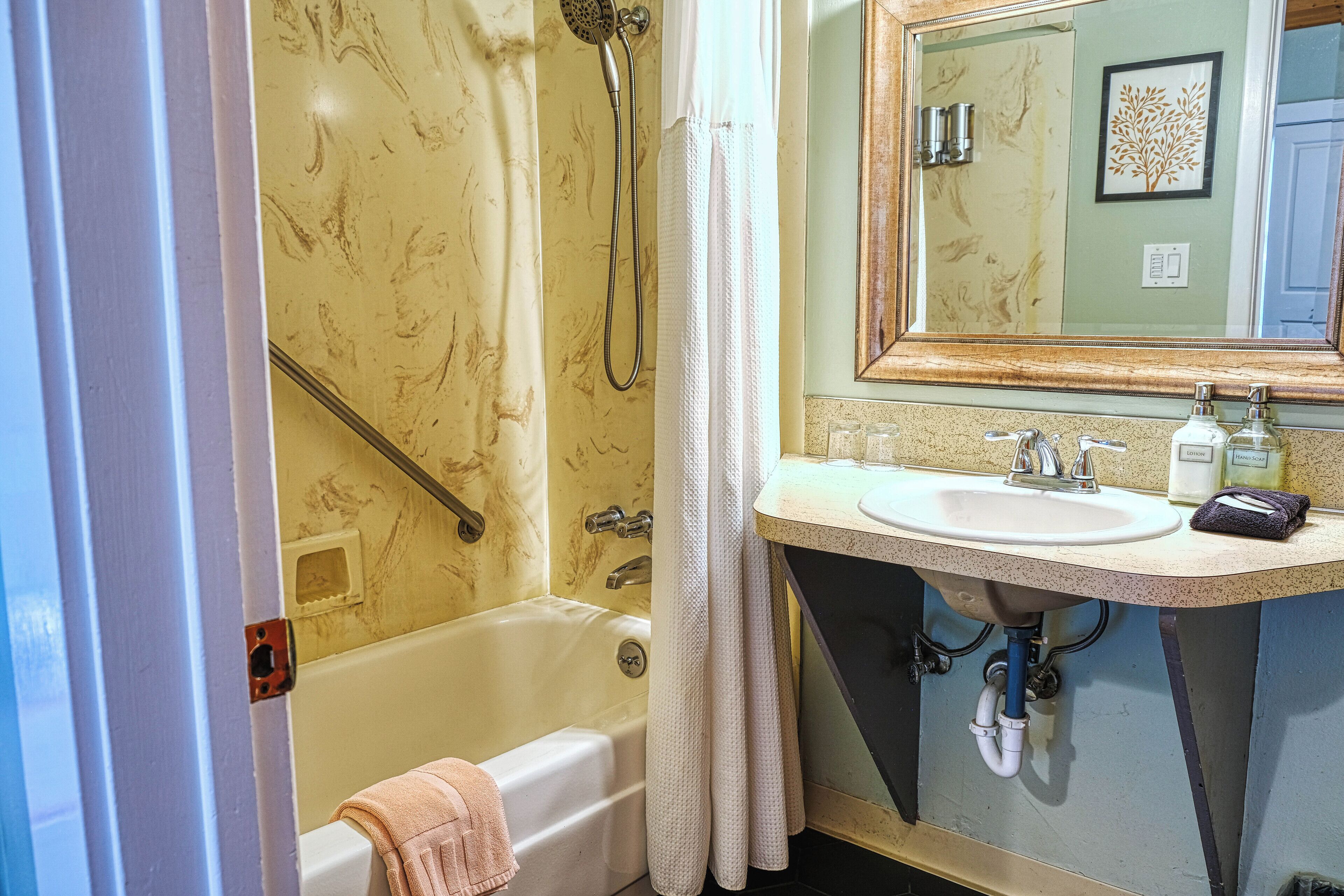 Classic Queen - Room 10 | Bathroom | Hair dryer, towels