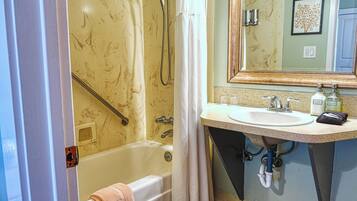 Klassieke kamer, 1 queensize bed, bad | Badkamer | Een haardroger, handdoeken