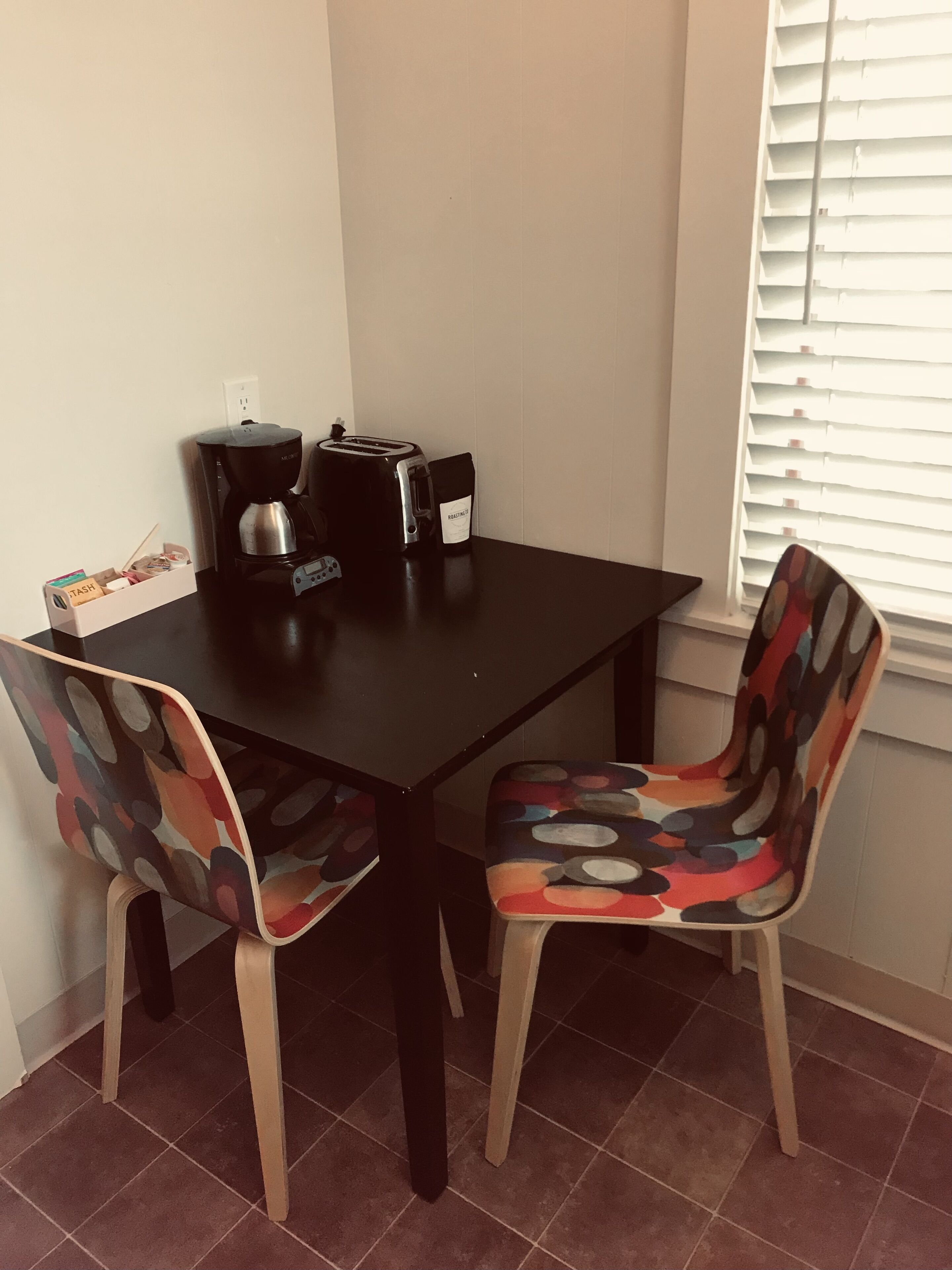 deluxe studio, 1 queen bed, kitchen | in-room dining