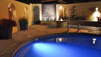 Una piscina al aire libre de temporada