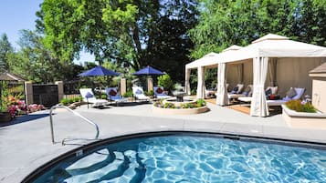 Una piscina al aire libre de temporada