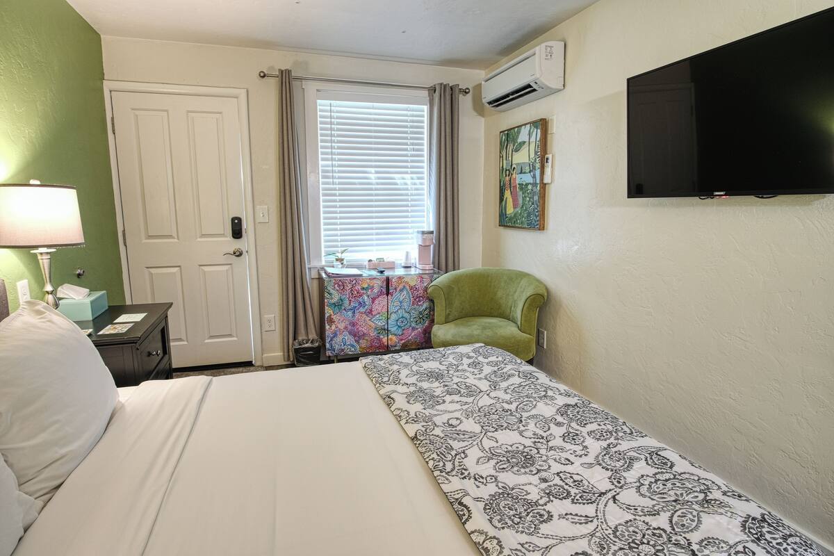 Premium Room, 1 Katil Ratu (Queen) | 1 bilik tidur, peralatan tempat tidur premium, Wi-fi percuma