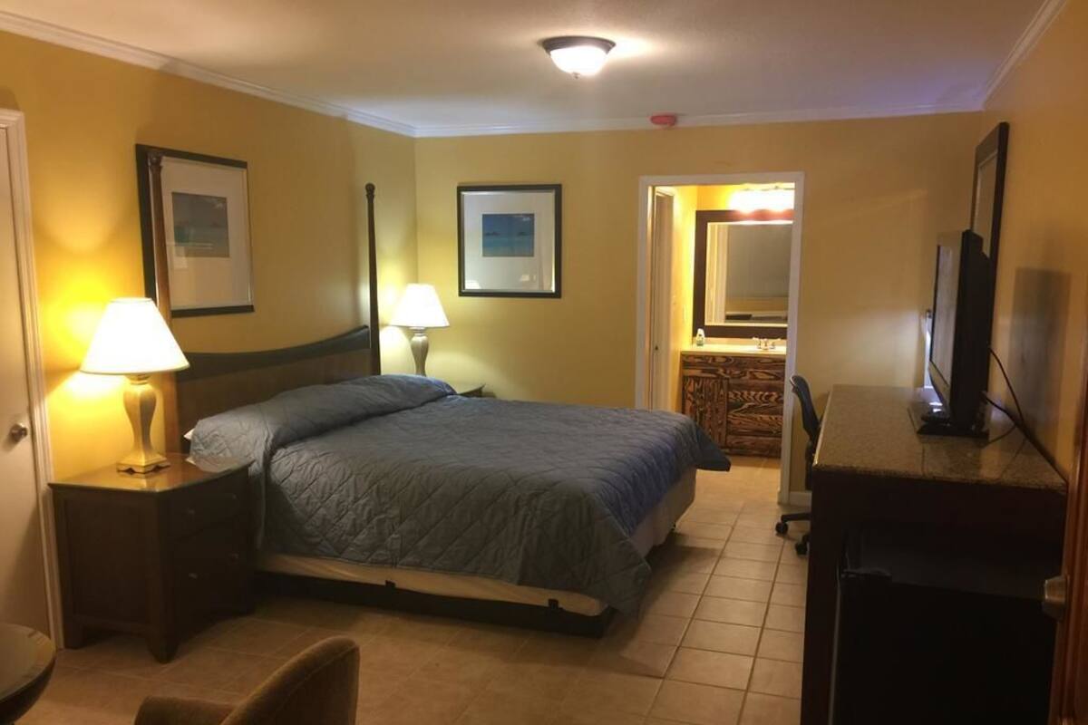 Deluxe Suite, 1 King Bed, Kitchen