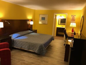 Habitación Deluxe, 1 cama King size | 1 habitación, escritorio, tabla de planchar con plancha y wifi gratis 