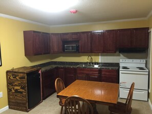 Refrigerador con congelador, microondas, horno y cafetera y tetera 