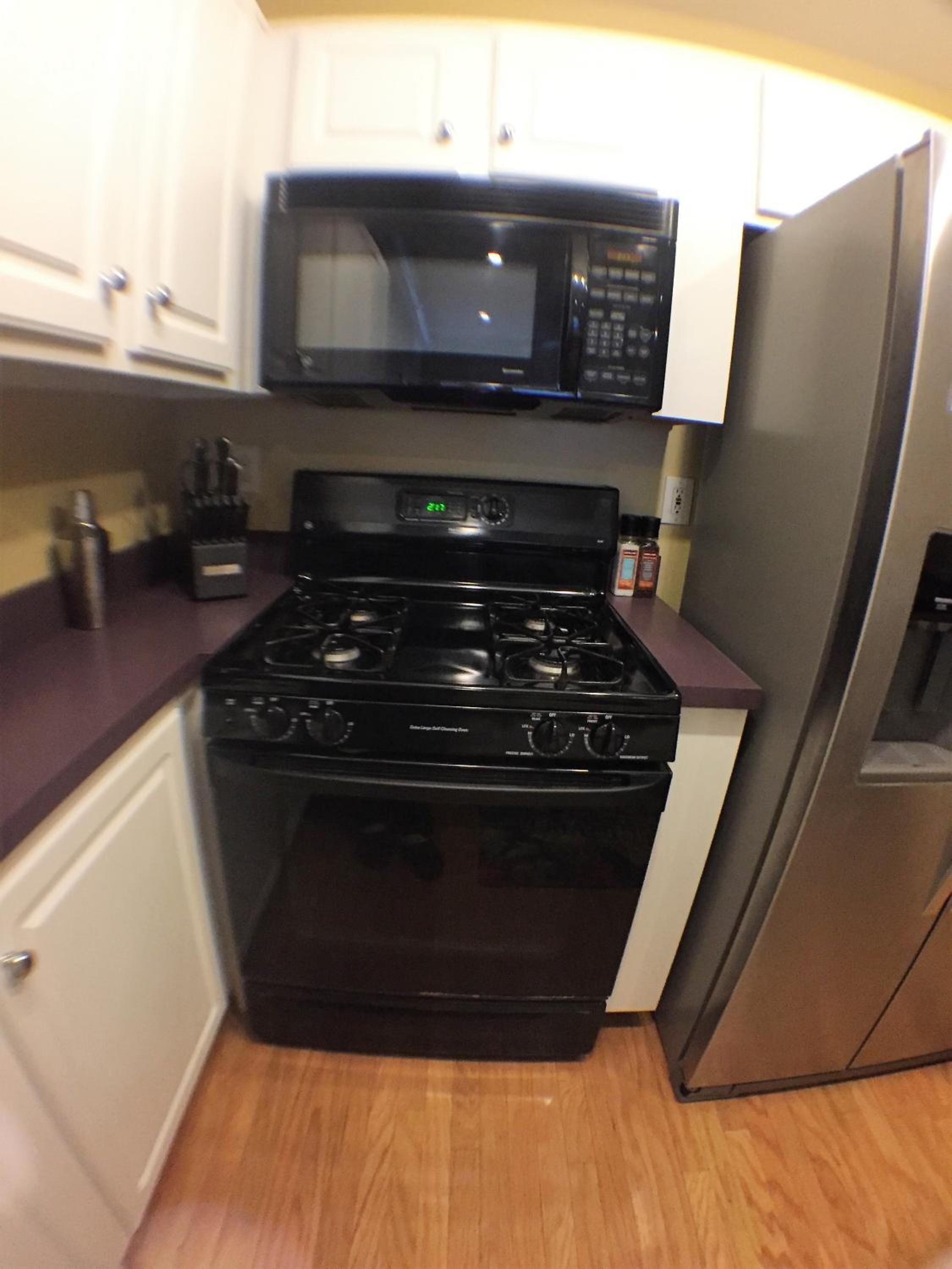 full-sized fridge, microwave, oven, stovetop