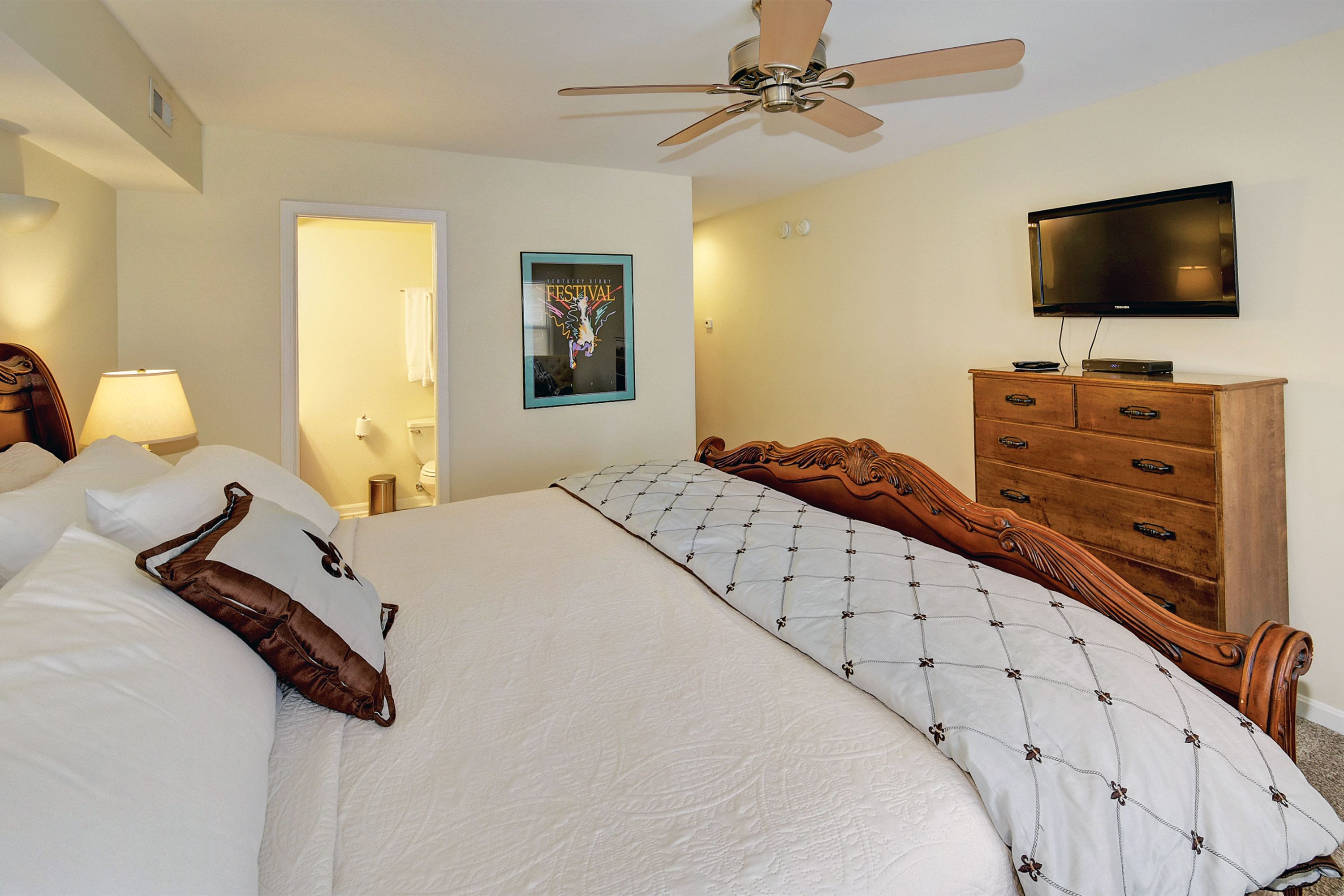 premium room | 2 bedrooms, premium bedding, desk, iron/ironing board