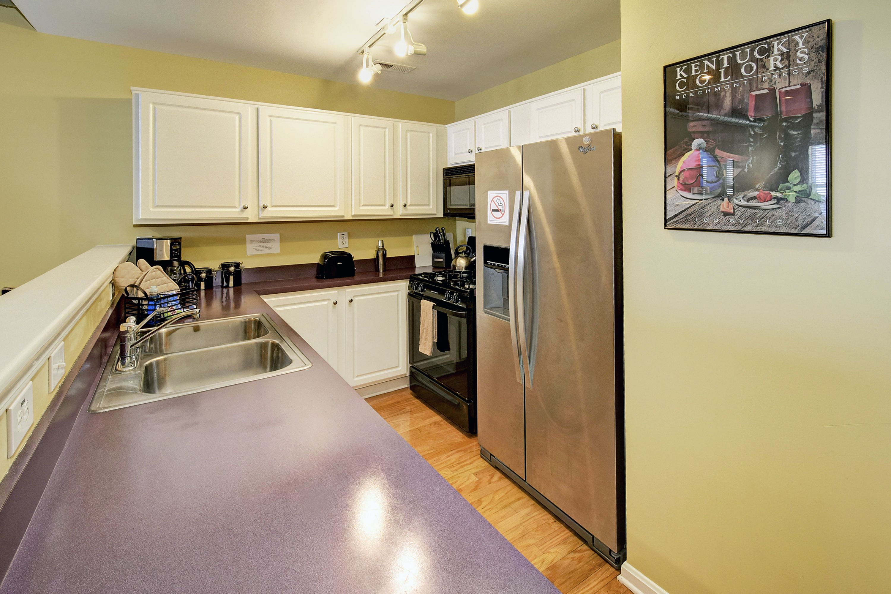 premium room | private kitchen | full-sized fridge, microwave, oven, stovetop