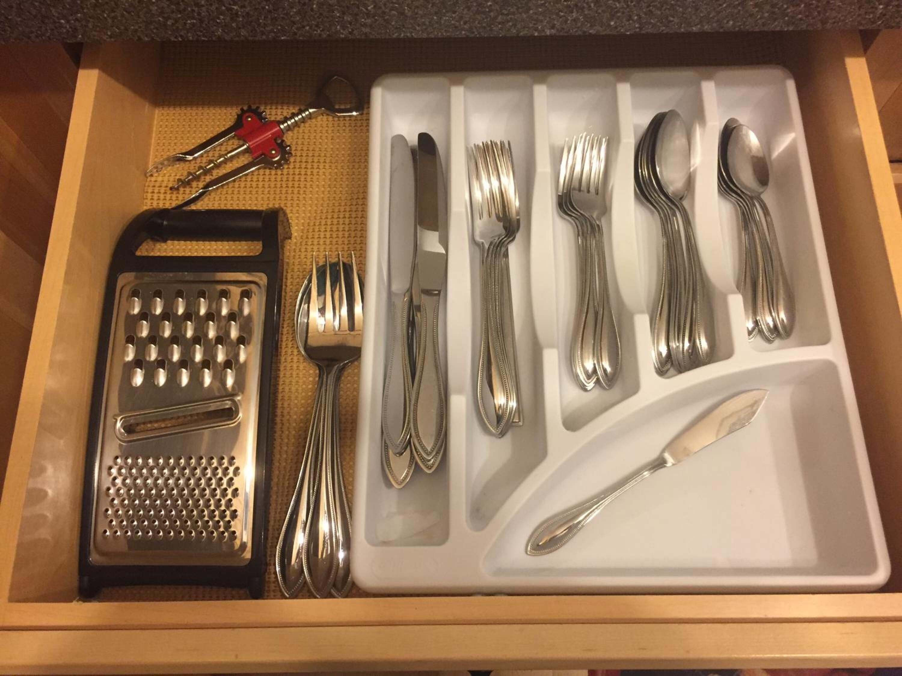 full-sized fridge, microwave, oven, stovetop