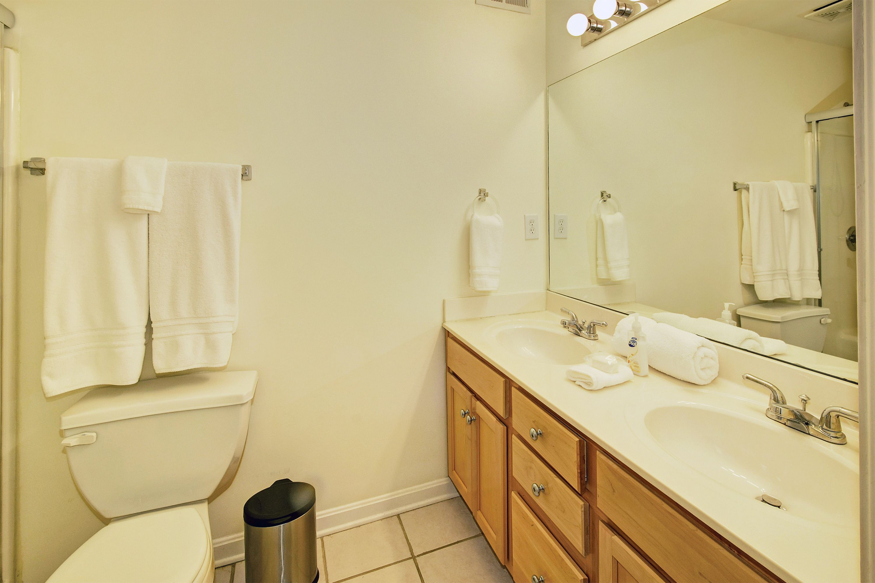 premium room | bathroom | combined shower/bathtub, free toiletries, towels, shampoo