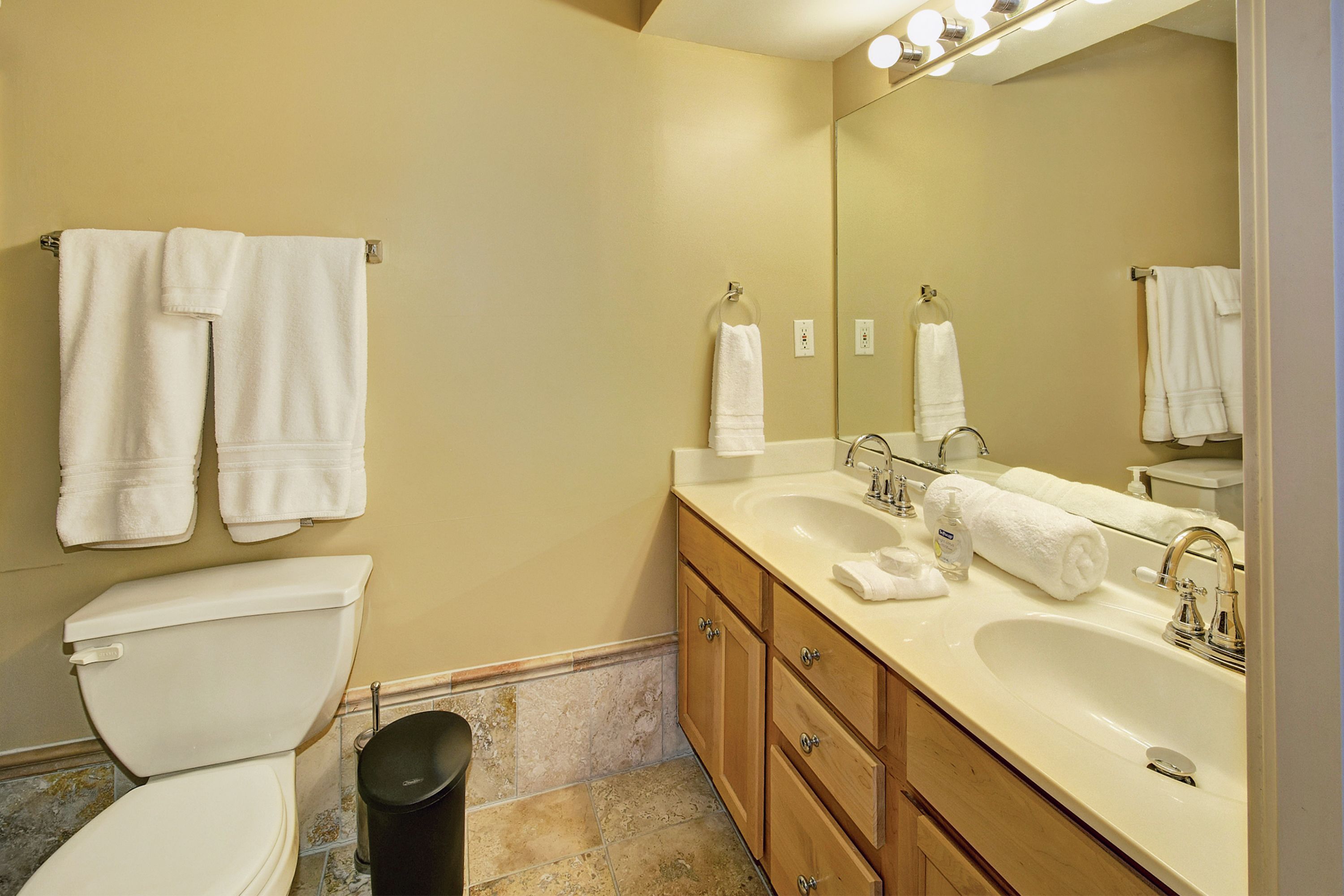 premium room | bathroom | combined shower/bathtub, free toiletries, towels, shampoo