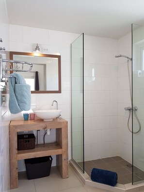 Studio Bungalow, 1 Queen Bed, Patio, Ground Floor | Sängtillbehör av högsta kvalitet och bäddmadrasser