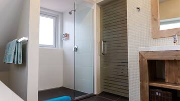 Penthouse | Badkamer | Een douche, gratis toiletartikelen, een haardroger, handdoeken