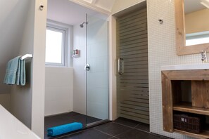 Penthouse, 1 Bedroom, 1st floor, Balcony, Garden View | Badkamer | Een douche, gratis toiletartikelen, een haardroger, handdoeken