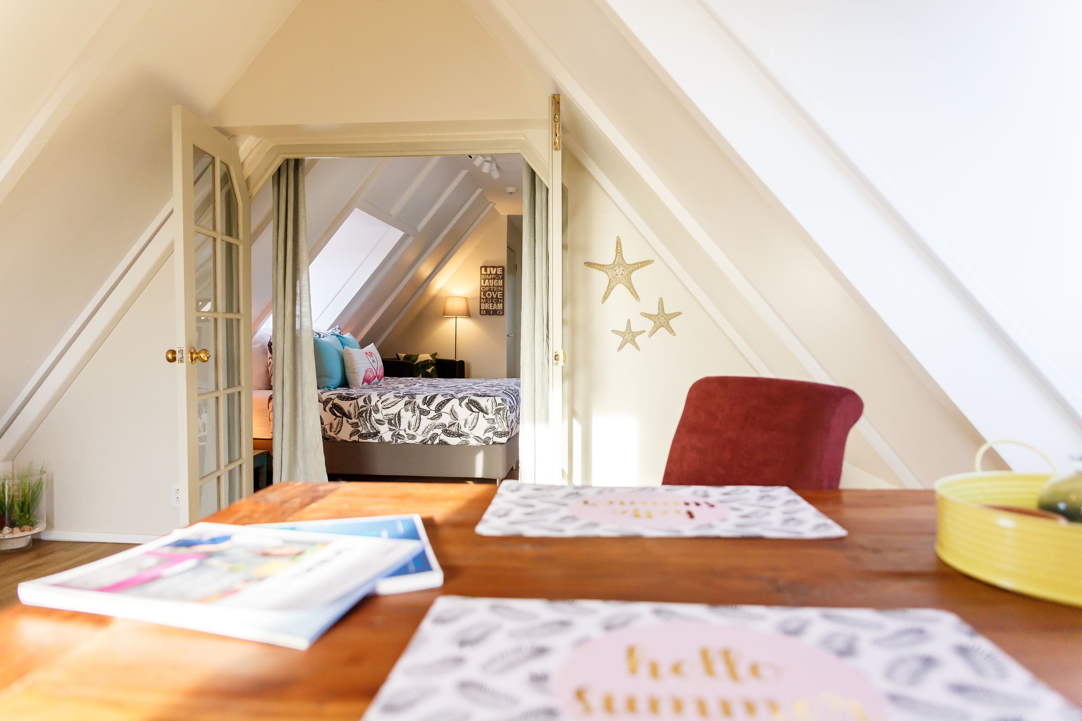 Penthouse, 1 Bedroom, 1st floor, Balcony, Garden View | 起居区 | 32-英寸纯平电视 （配备有线频道）、电视