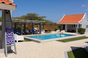 Piscina externa, guarda-sóis, espreguiçadeiras