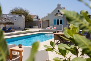 Piscina externa, guarda-sóis, espreguiçadeiras