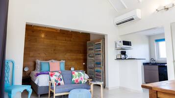 Studio Bungalow, 1 Queen Bed, Patio, Ground Floor | Wohnbereich | 32-Zoll-Flachbildfernseher mit Kabelempfang, Fernseher